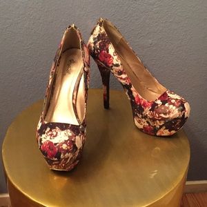 👠Qupid- Floral  Print Heels (Size8)